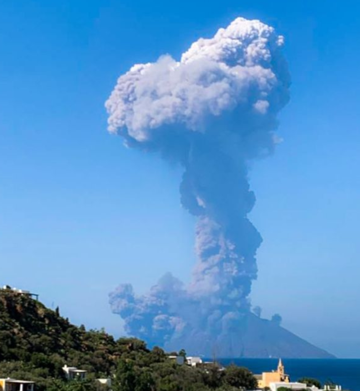 Výbuch sopky Stromboli 2019 - pohled z nedalekého ostrova